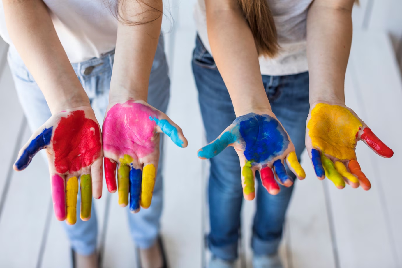 Enfants mains couleurs Méthode Snoezelen